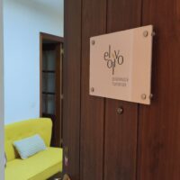 Entrada del centro de Príncipe de Vergara - El Olivo Psicoterapia Humanista Madrid