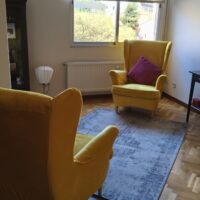 Sala de sillones amarillos del centro de Príncipe de Vergara - El Olivo Psicoterapia Humanista Madrid