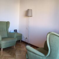 Sala de sillones azules del centro de Príncipe de Vergara - El Olivo Psicoterapia Humanista Madrid